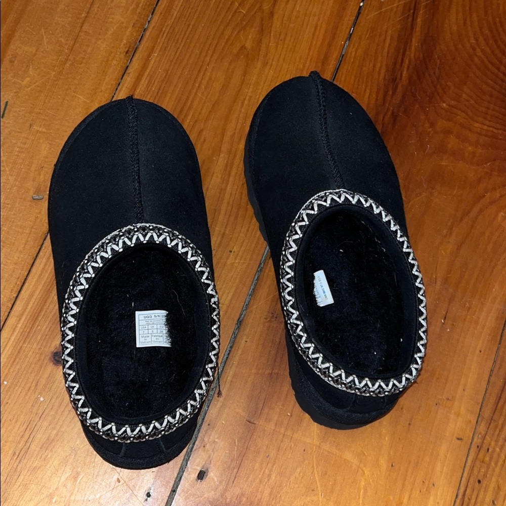 Black womens tasman Uggs slippers